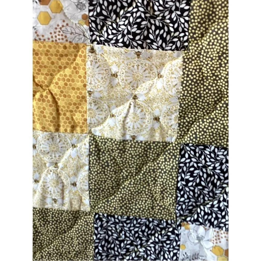 NWT. Hand Crafted Honey Bees Quilt